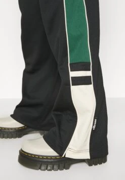 Ellesse Mariangela Track PantPantaloni SportiviBlack Donna Pantaloni EL921A07V-Q11 -Ellesse 0082aa7963e54e32ad4e410bddc91617