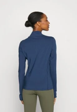 Ellesse Sofira 1/4 ZipMaglietta A Manica LungaNavy Donna T-shirt E Top EL941D059-K11 -Ellesse 211e48c8753a469291cedb90a64c2659