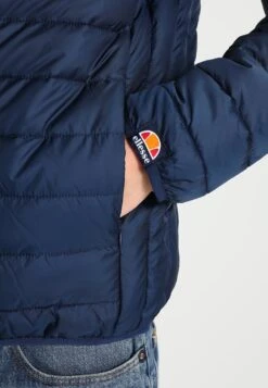 Ellesse LombardyGiacca Da Mezza StagioneDress Blues Uomo Giacche EL922L007-K11 -Ellesse 2b16476c7cb04ff2a3482bff3aacdcb6