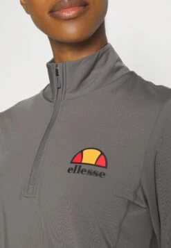 Ellesse Sofira 1/4 ZipMaglietta A Manica LungaDark Grey Donna T-shirt E Top EL941D059-C11 11 Ellesse Sofira 1/4 ZipMaglietta A Manica LungaDark Grey Donna T-shirt E Top EL941D059-C11 -Ellesse 308e62842e4f4901b55f326783d50fc2