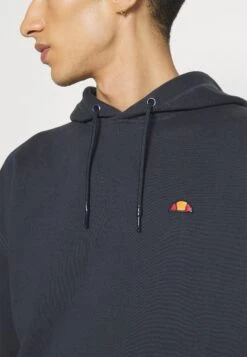 Ellesse Caldine HoodyFelpaDark Blue Uomo Maglieria E Felpe EL922S0CJ-K11 15 Ellesse Caldine HoodyFelpaDark Blue Uomo Maglieria E Felpe EL922S0CJ-K11 -Ellesse 5f06c7fc7594444e8f2cf1f4acef4d8e