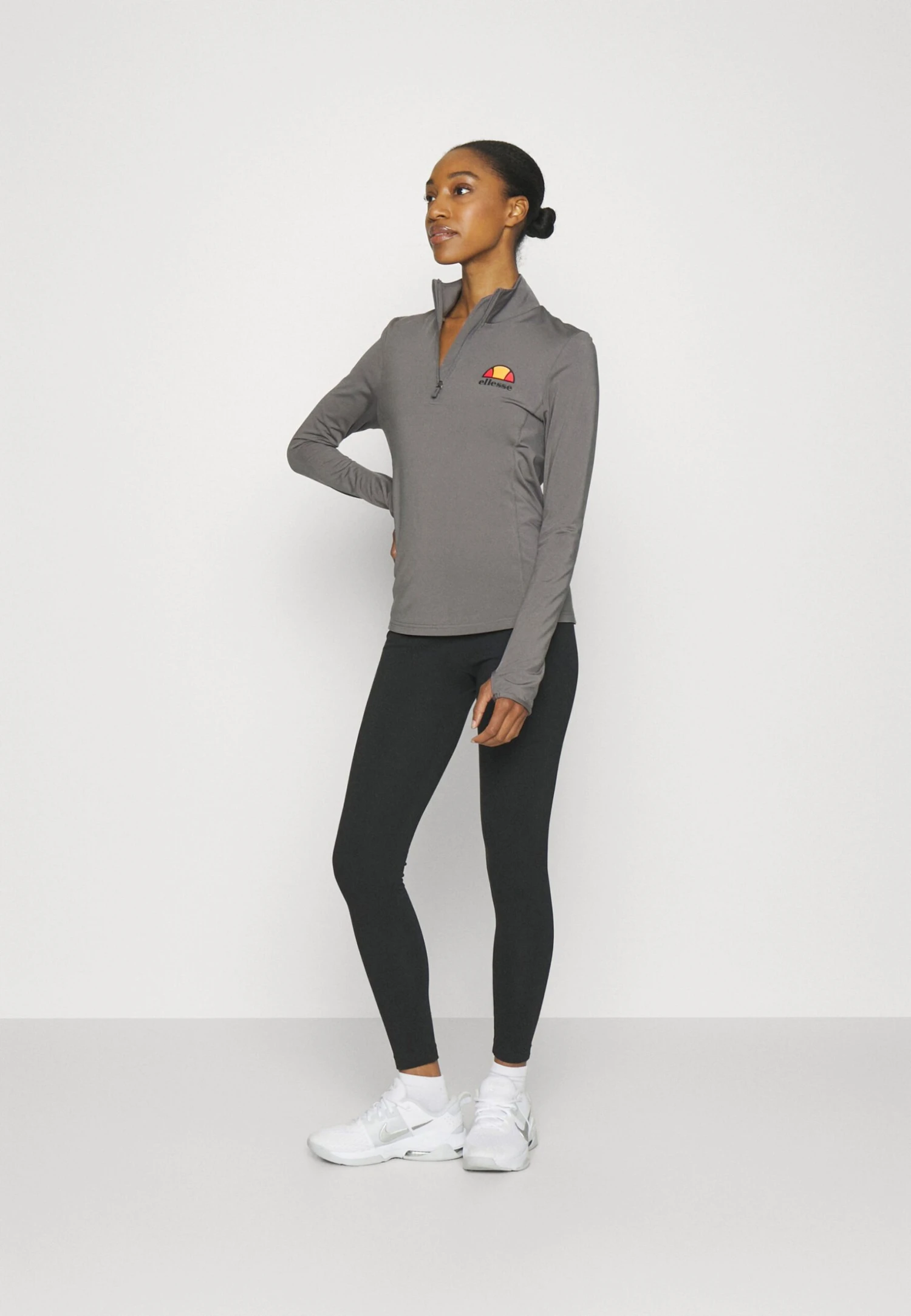 Ellesse Sofira 1/4 ZipMaglietta A Manica LungaDark Grey Donna T-shirt E Top EL941D059-C11 2 Ellesse Sofira 1/4 ZipMaglietta A Manica LungaDark Grey Donna T-shirt E Top EL941D059-C11 - immagine 2
