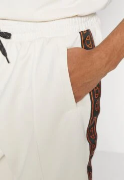 Ellesse Endrizi ShortPantaloncini SportiviOff-White Uomo Bermuda EL942E04V-A11 11 Ellesse Endrizi ShortPantaloncini SportiviOff-White Uomo Bermuda EL942E04V-A11 -Ellesse 7a5fefa30fd943b78e2b9d78e2e4ebf5