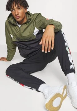 Ellesse Brando JacketGiacca A VentoKhaki/Black Uomo Giacche EL942F03R-N11 -Ellesse 9b0ff018e2dd4548a2e597da32ad626f