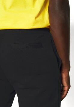 Ellesse NioroPantaloni SportiviBlack Uomo Pantaloni Sportivi E Joggers EL922E027-Q11 -Ellesse 9eebd0080219484185cba16aa225e028