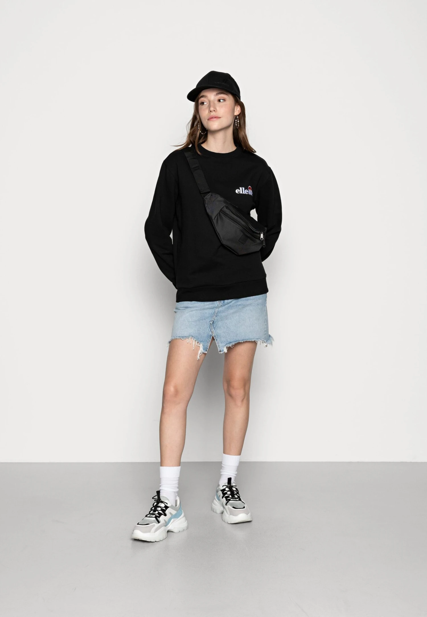 Ellesse TriomeFelpaBlack Donna Felpe EL921J029-Q11 2 Ellesse TriomeFelpaBlack Donna Felpe EL921J029-Q11 - immagine 2