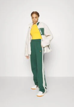Ellesse Radice Jog PantPantaloni SportiviDark Green Donna Pantaloni EL921A07R-M11 -Ellesse a5e11452fe9441d8954f1bf68a7f3840