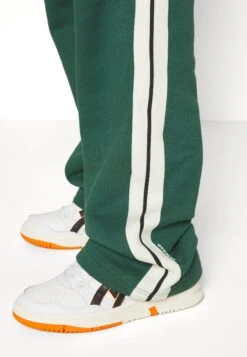 Ellesse Radice Jog PantPantaloni SportiviDark Green Donna Pantaloni EL921A07R-M11 -Ellesse adf99239e68f42e7b12ab163a943202d