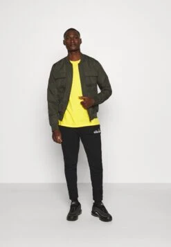 Ellesse NioroPantaloni SportiviBlack Uomo Pantaloni Sportivi E Joggers EL922E027-Q11 -Ellesse af8969f6154f4cf08fe866b732e557b7