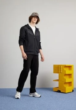 Ellesse VardioGiacca SportivaBlack Uomo Pantaloni Sportivi E Joggers EL922T09Z-Q11 -Ellesse c81628795bf648d59286e25bfc3c287b