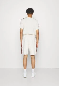 Ellesse Endrizi ShortPantaloncini SportiviOff-White Uomo Bermuda EL942E04V-A11 9 Ellesse Endrizi ShortPantaloncini SportiviOff-White Uomo Bermuda EL942E04V-A11 -Ellesse d358da24cf6946d88ff0a4b674aa55d0