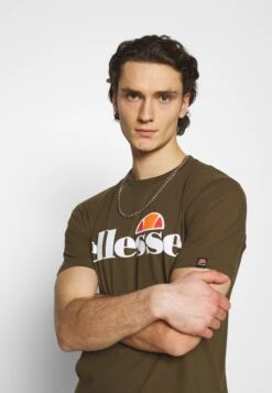 Ellesse Sl Prado TeeT-Shirt Con StampaKhaki Uomo T-shirt E Polo EL922O06W-N11 11 Ellesse Sl Prado TeeT-Shirt Con StampaKhaki Uomo T-shirt E Polo EL922O06W-N11 -Ellesse e2b146eb5d07424494ce7669051c4782