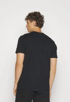 Ellesse Comodo TeeT-Shirt Con StampaBlack Uomo T-shirt E Polo EL942D053-Q11 7 Ellesse Comodo TeeT-Shirt Con StampaBlack Uomo T-shirt E Polo EL942D053-Q11 -Ellesse e2b7096e832449c89862b91d2461eba8