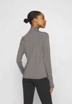 Ellesse Sofira 1/4 ZipMaglietta A Manica LungaDark Grey Donna T-shirt E Top EL941D059-C11 8 Ellesse Sofira 1/4 ZipMaglietta A Manica LungaDark Grey Donna T-shirt E Top EL941D059-C11 -Ellesse e446d2931dee473c80247cfb3c79c18c